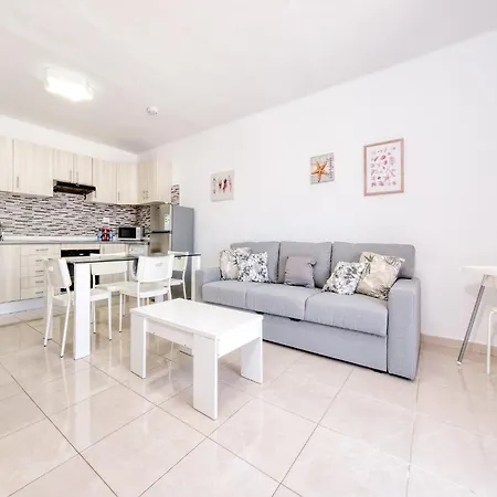 Happy - Shared Pool And Near The By Lanzarote Tatil Evi *